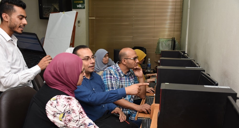 بعض الأساتذة من كليات جامعة طنطا أثناء التدرب على نظام كوركت لإنشاء وإدارة الاختبارات الإلكترونية