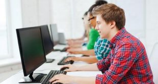 طلاب يستخدمون نظام الامتحانات الإلكترونية للجامعات