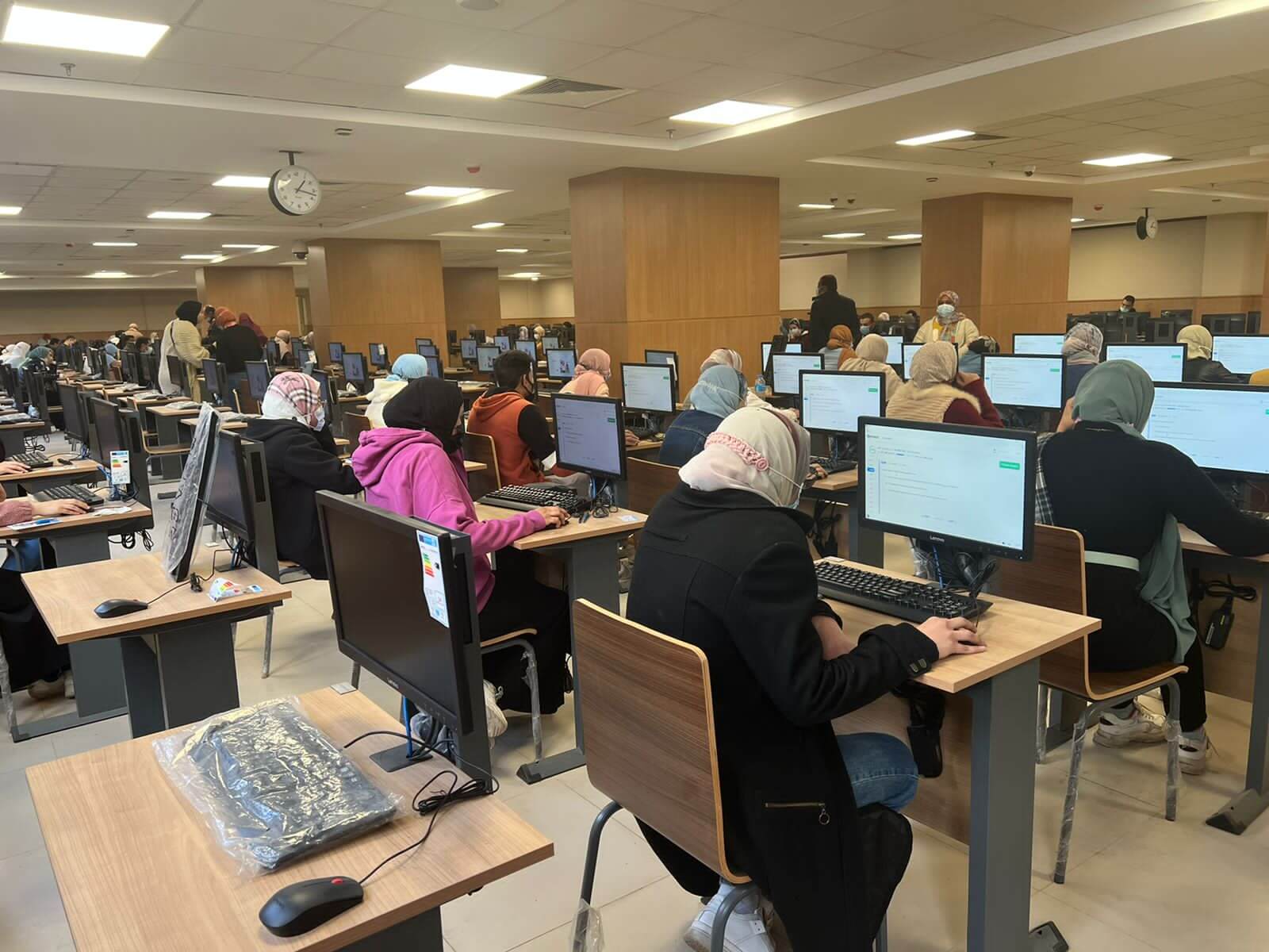 أداء الطلاب أثناء الاختبار الالكتروني باستخدام نظام كوركت
